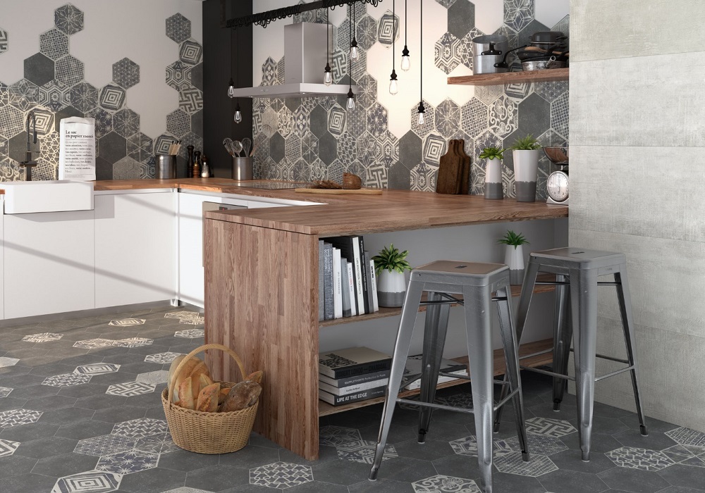 Отделка стен и пола шестигранной плиткой