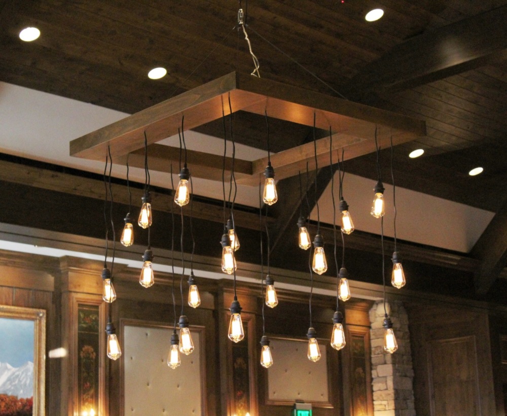 Винтажные лампы на деревянной балке