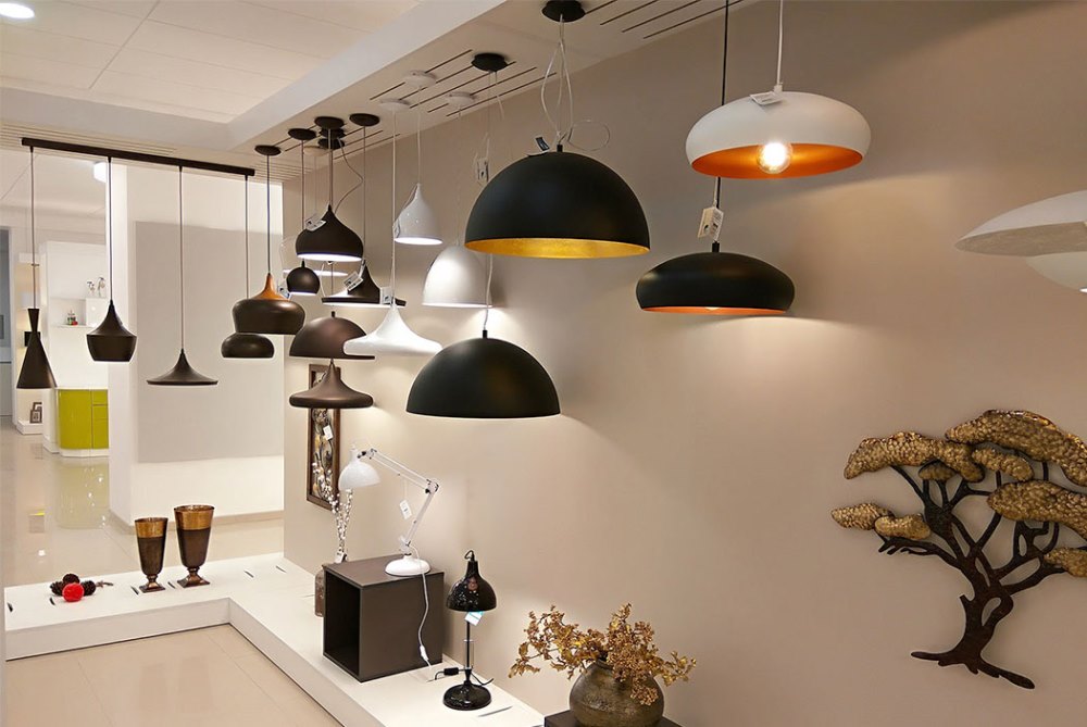 Светильники в черных и коричневых плафонах