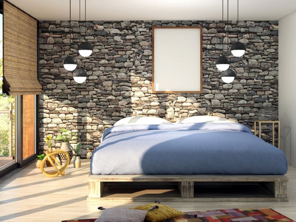 Светлый паркет гармонирует с отделкой стен, а древесная текстура поддерживается жалюзи на окнах.