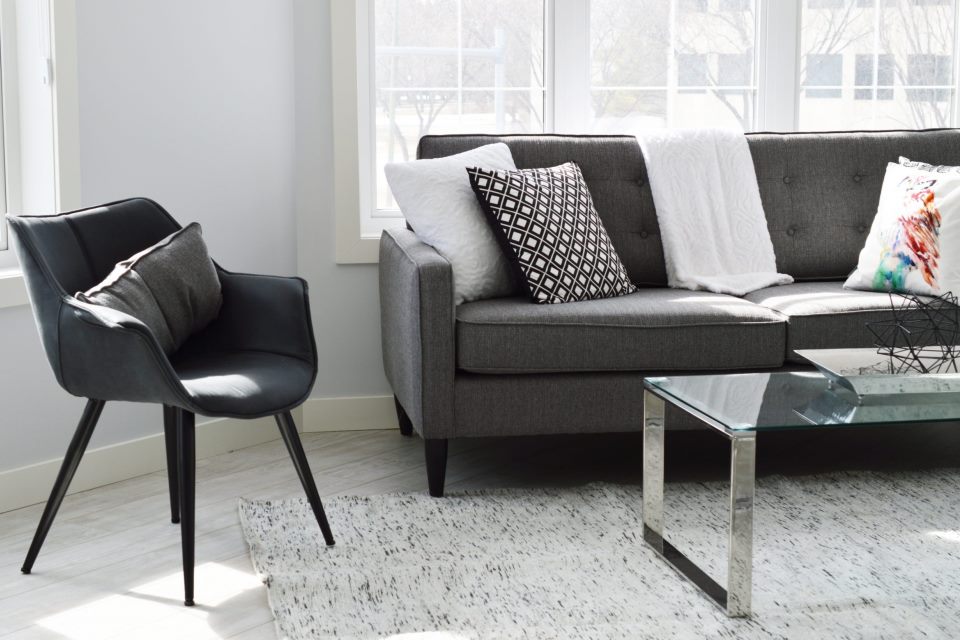 Серый пол и обои такого же цвета смотрятся гармонично при поддержке мебели и аксессуаров